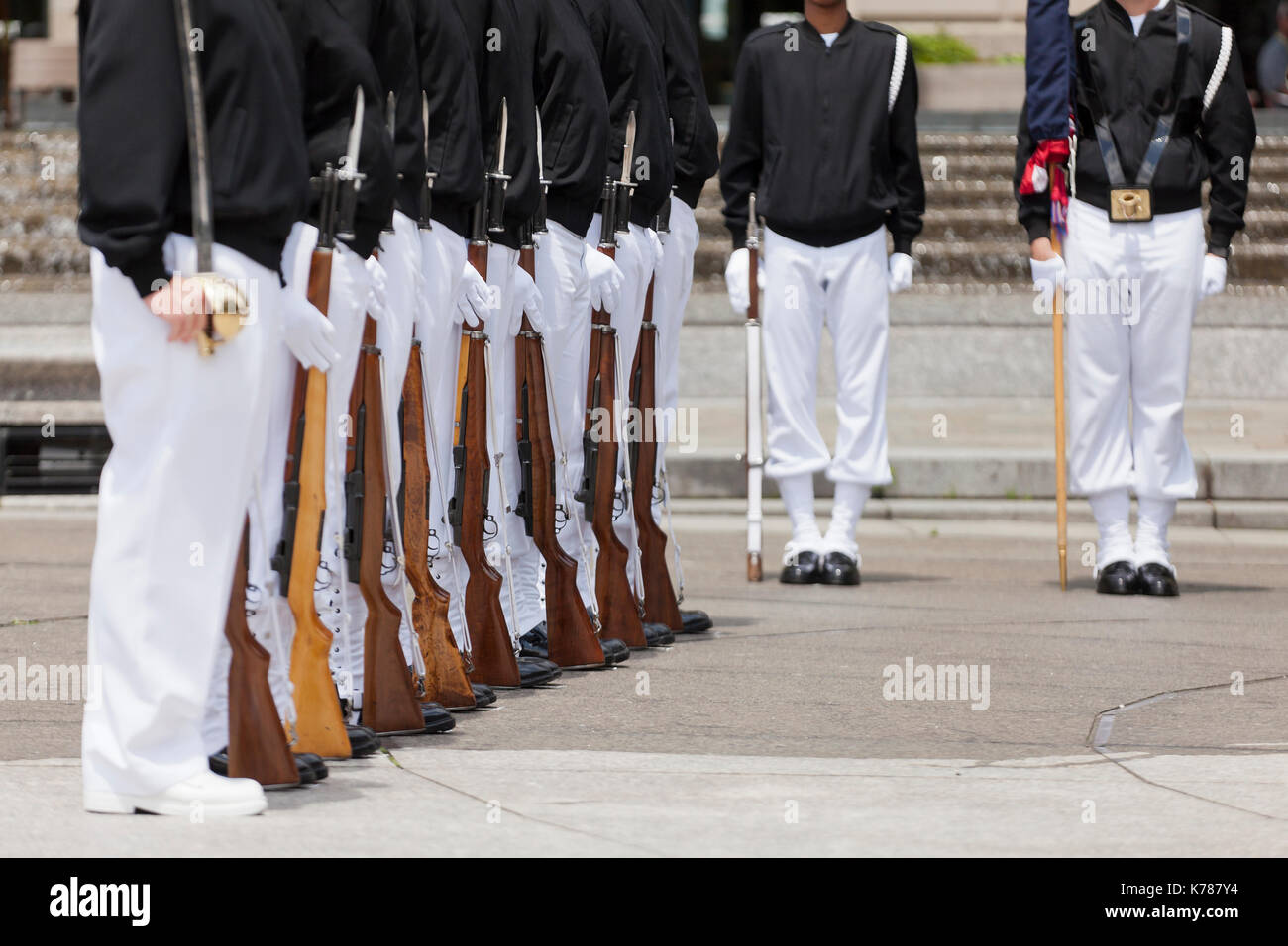 Navy cerimoniale marinai di guardia tutti gli onori cerimonia alla US Navy Memorial - Washington DC, Stati Uniti d'America Foto Stock