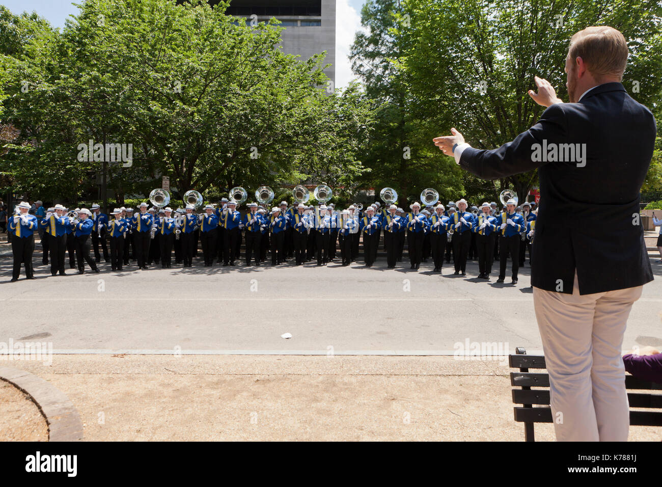 High school Marching Band insegnante e gli studenti della pratica per la sfilata di un corteo - USA Foto Stock