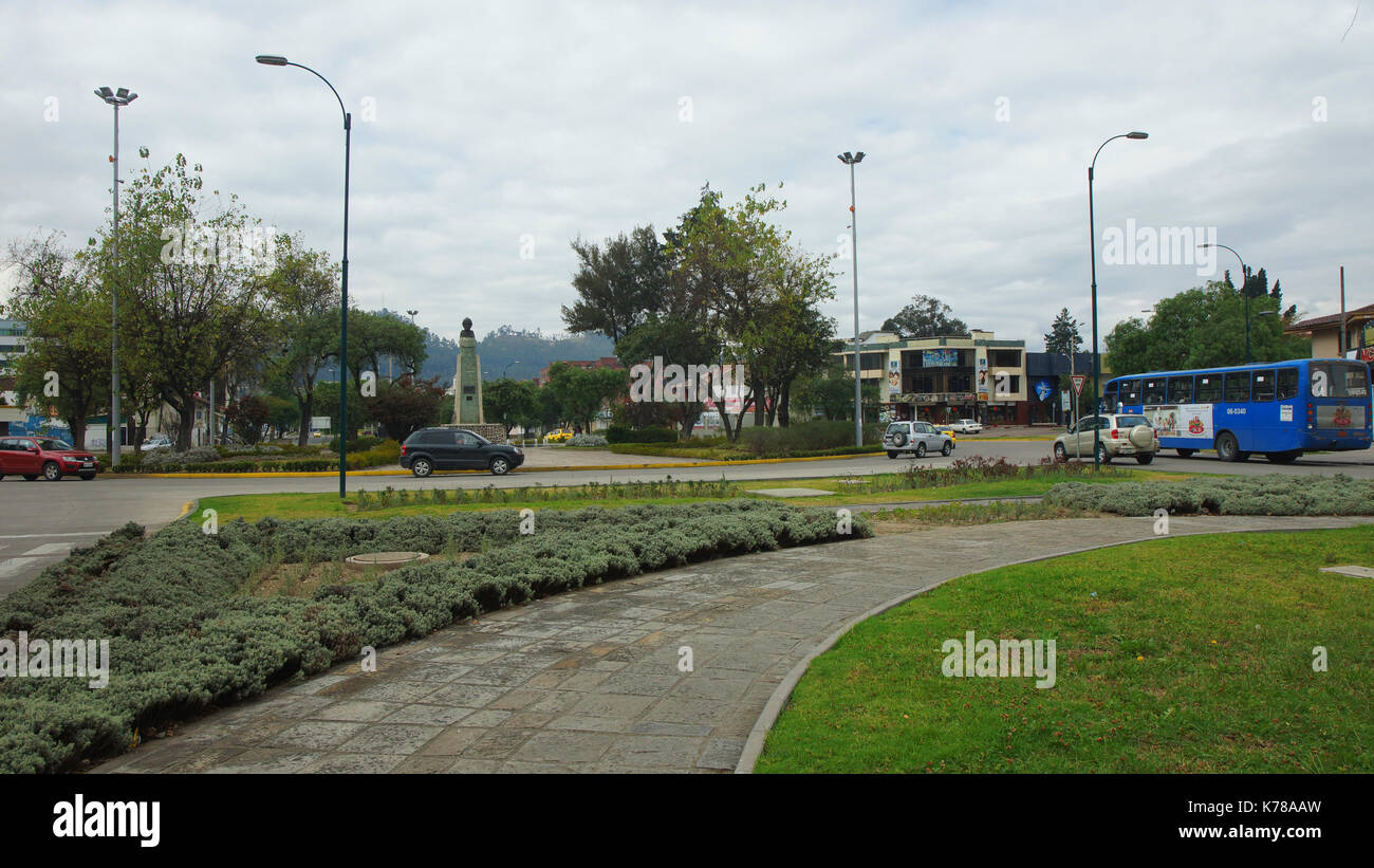 Attività quotidiana su Avenida Fray Vicente Solano nella parte meridionale della città di Cuenca Foto Stock