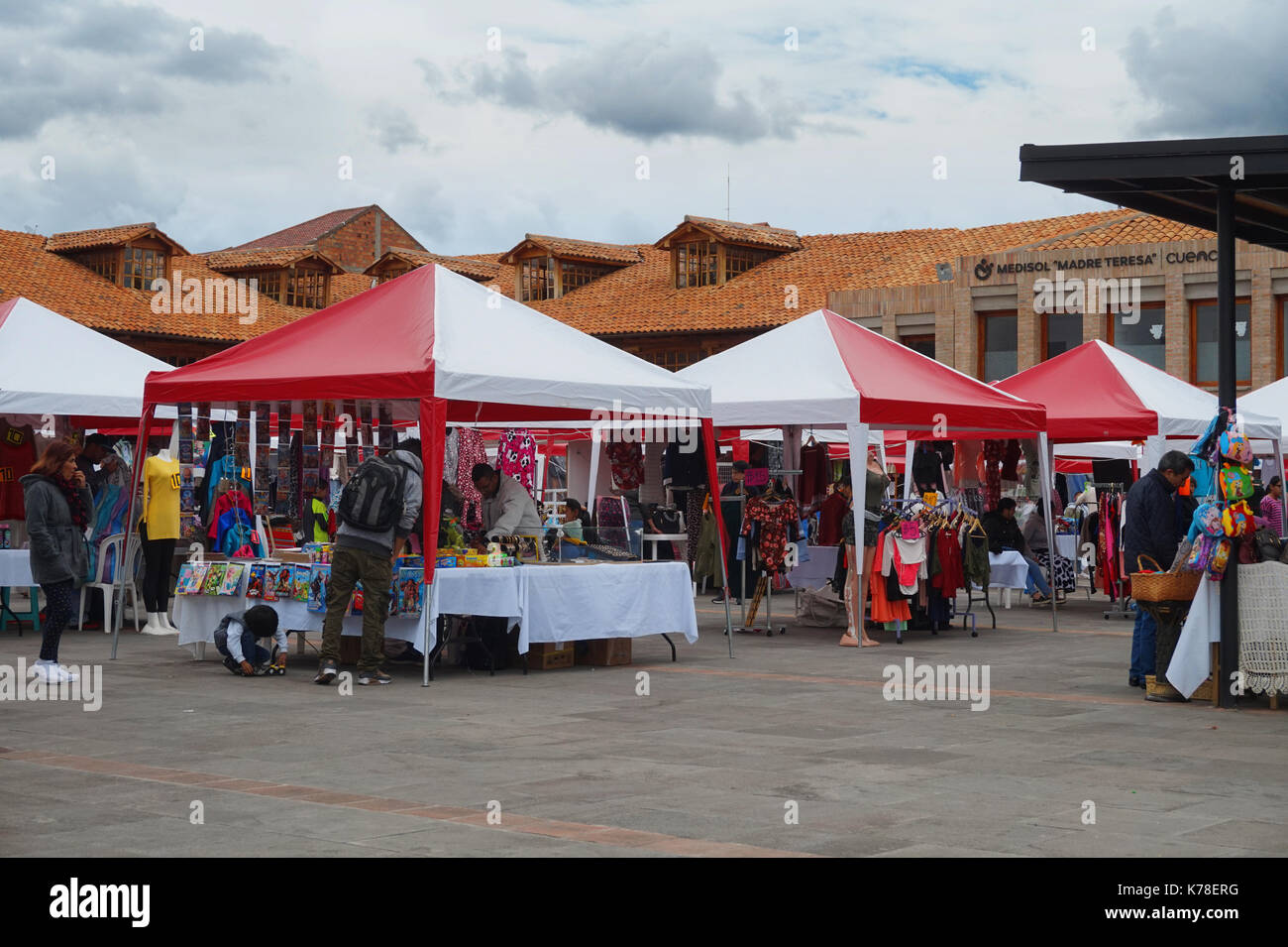 Artigiani nella piazza del Portale dell'artigianato nella città di Cuenca Foto Stock