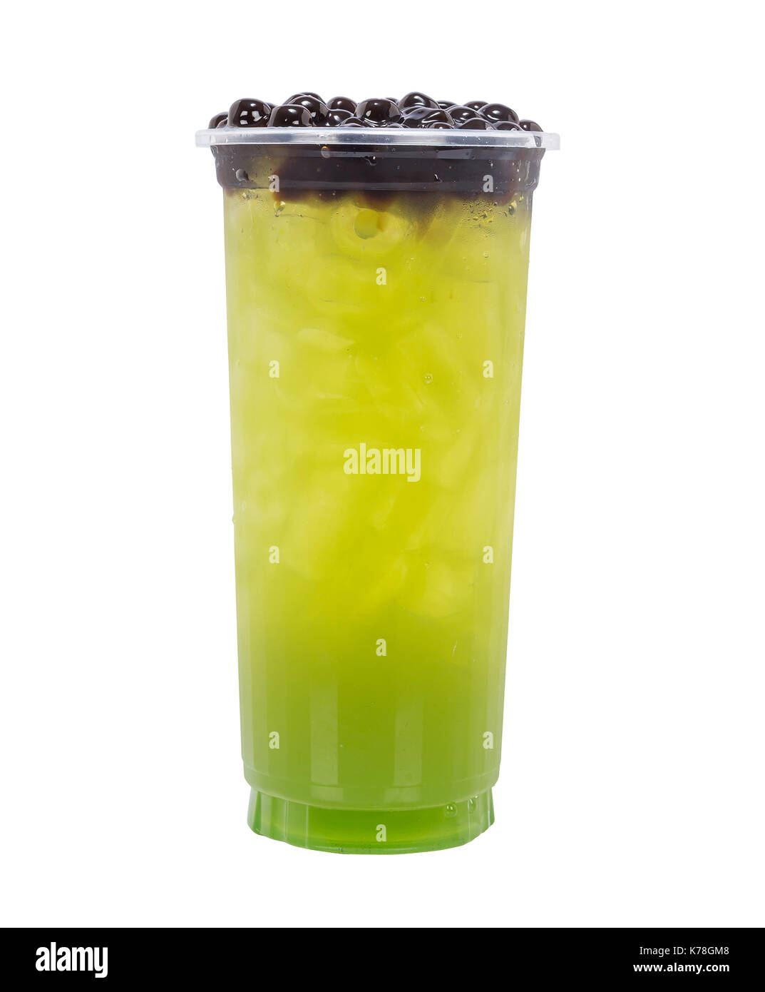 Un assortimento di bevande a base di tè sul ghiaccio tritato con perle di frutta isolato su sfondo bianco Foto Stock