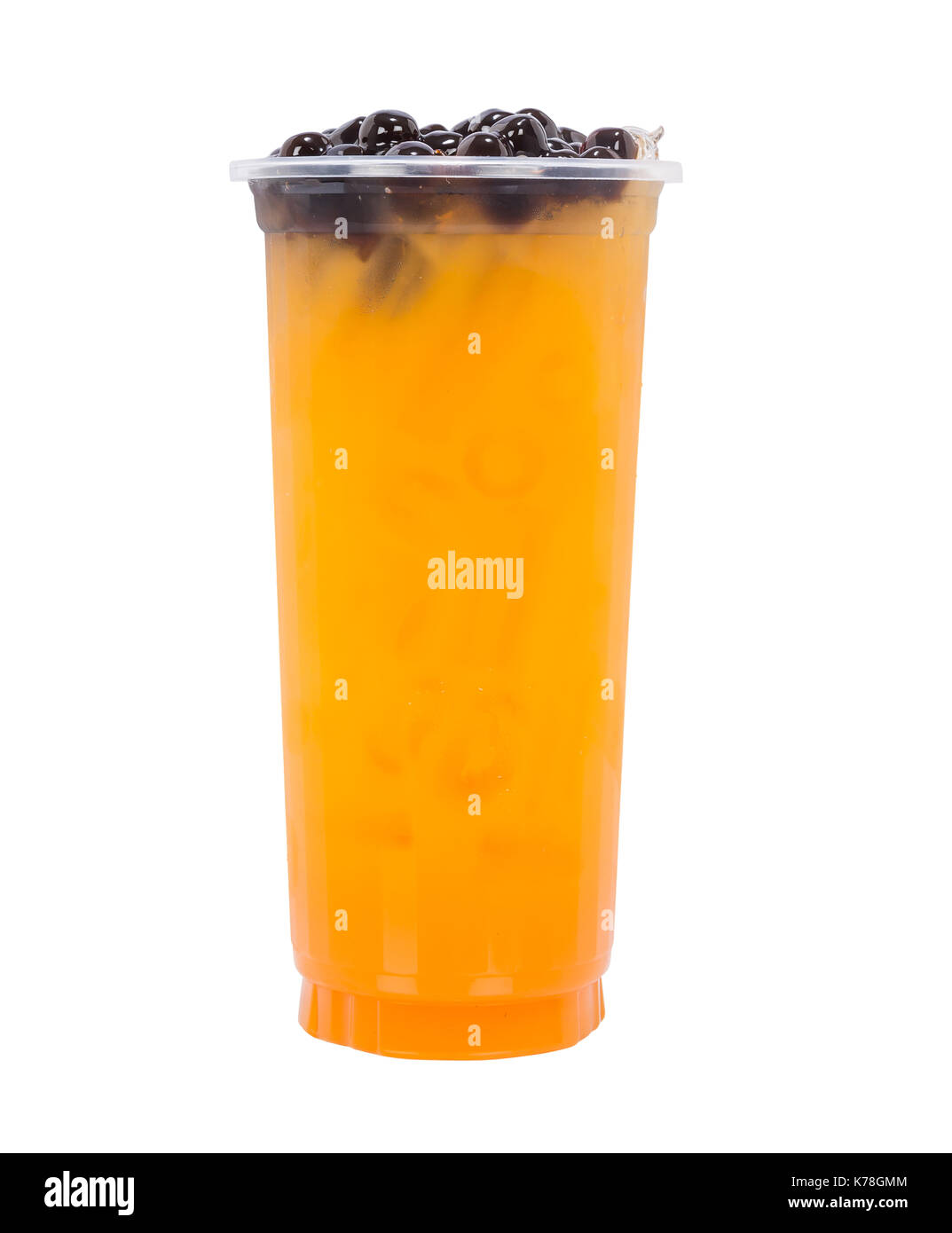 Un assortimento di bevande a base di tè sul ghiaccio tritato con perle di frutta isolato su sfondo bianco Foto Stock