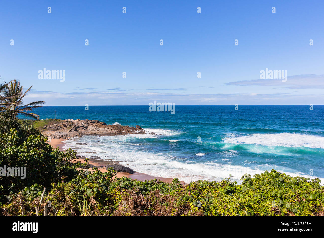 Beach Ocean Waves costa rocciosa orizzonte paesaggio blu. Foto Stock