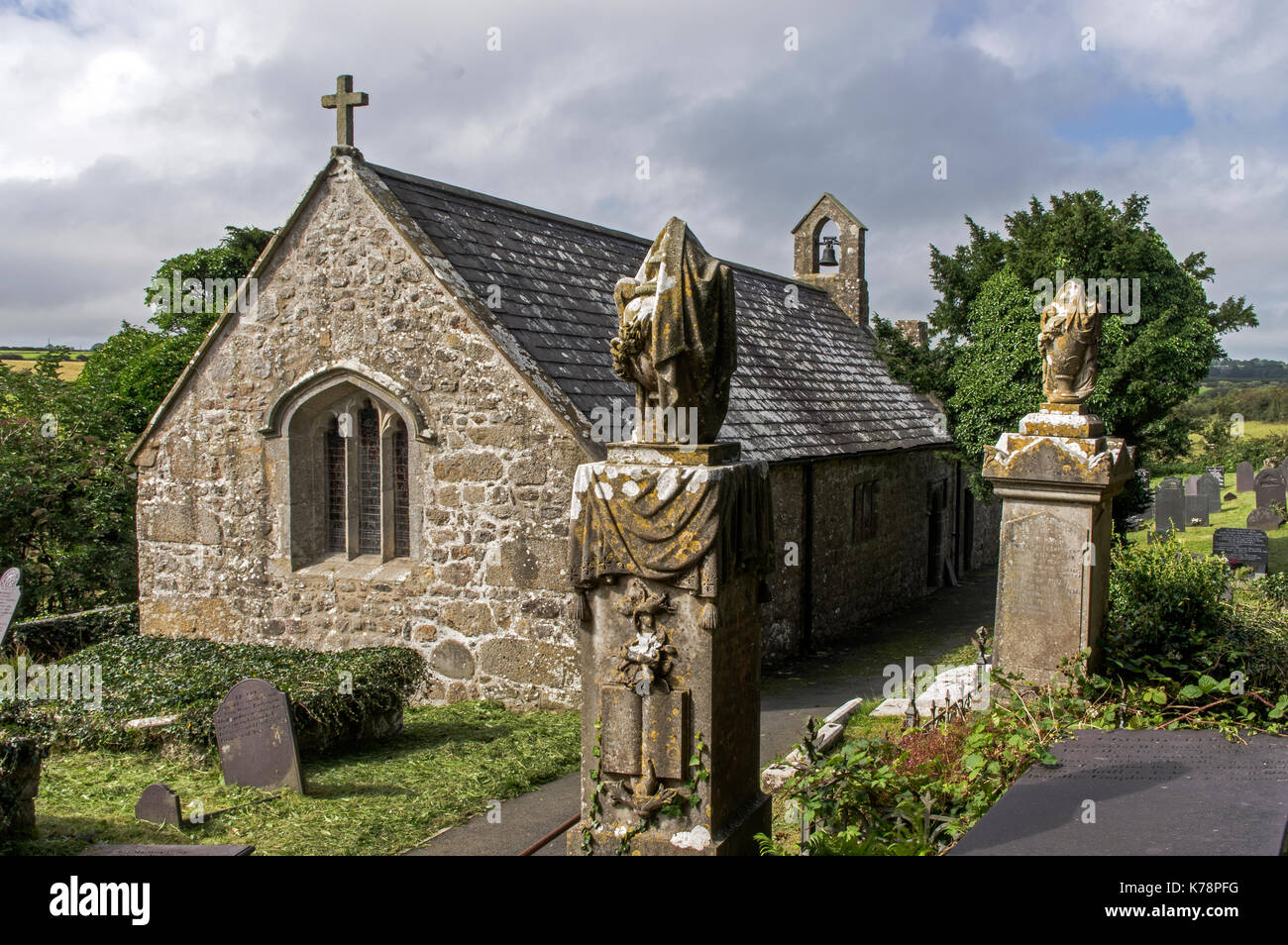 St. cwyllog la chiesa. La maggior parte di questa chiesa risale al XV e XVI secolo anche se le parti sono state da una data precedente. Foto Stock