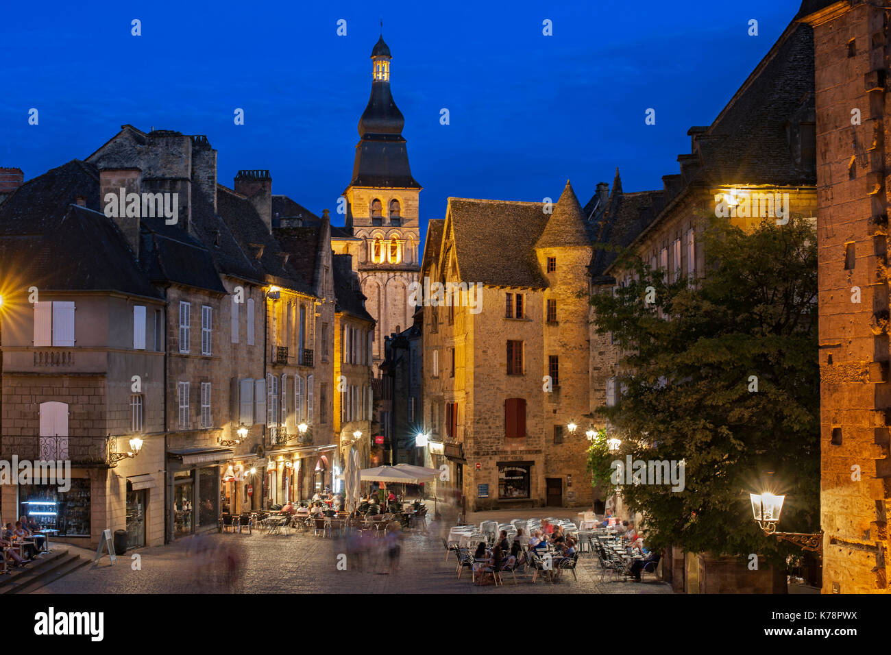 Vista del tramonto della città vecchia a Sarlat in Dordogne regione del sud-ovest della Francia. Foto Stock