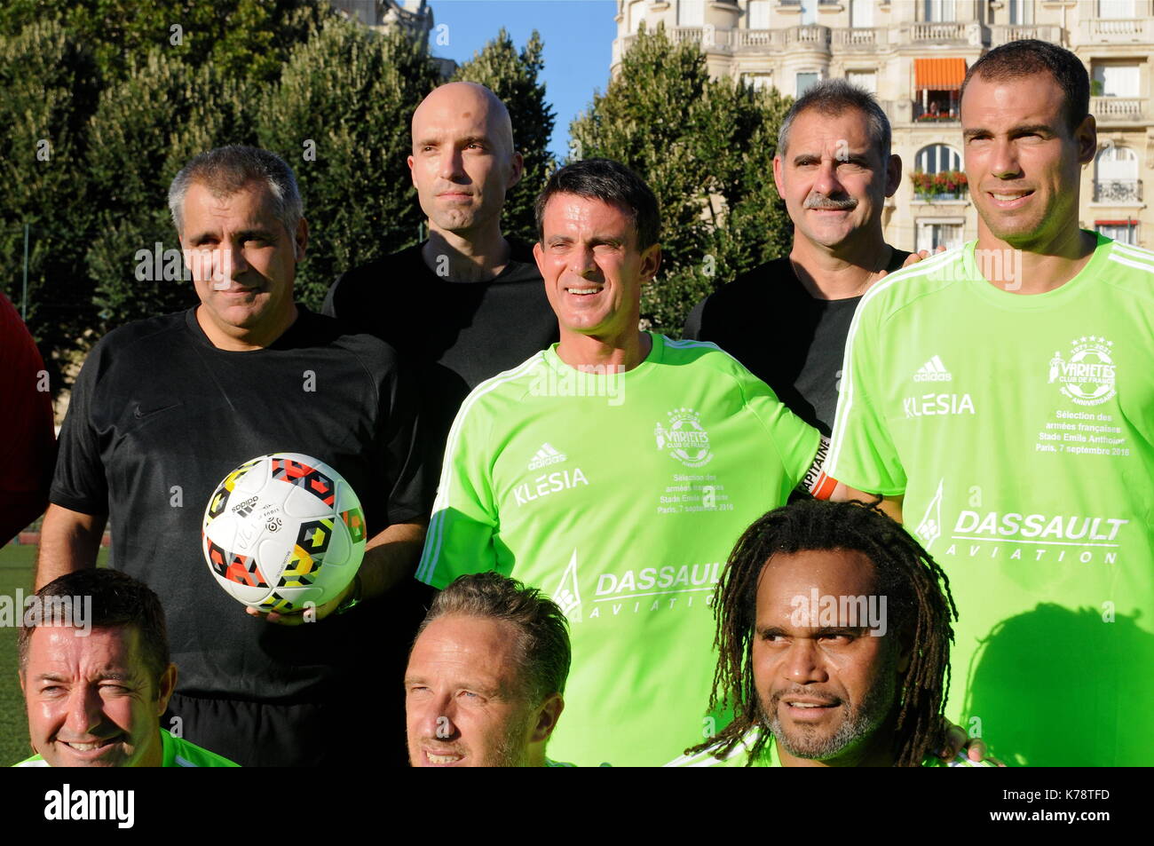 Varietà club si incontra l esercito francese della squadra di calcio per una partita di beneficenza, Parigi, Francia Foto Stock