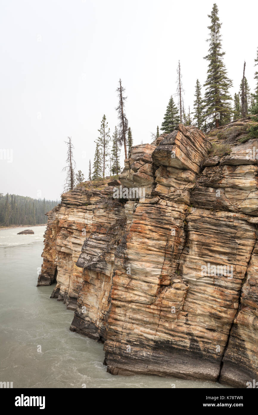 Scogliere appena sotto le Cascate di Athabasca, Jasper National Park, Alberta, Canada Foto Stock