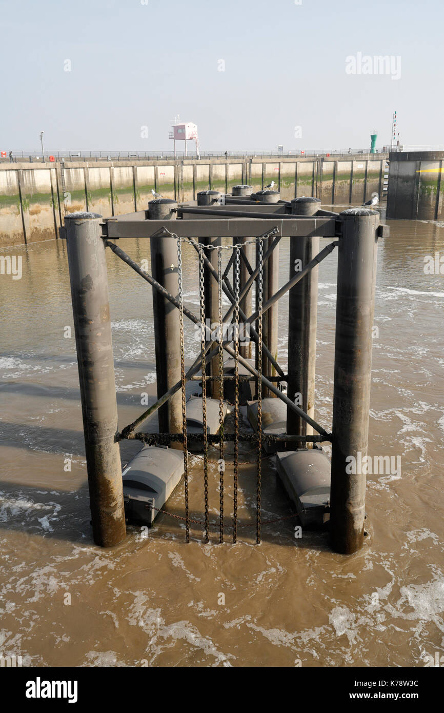 Struttura metallica all'avvicinarsi delle chiuse di Cardiff Barrage Galles Regno Unito, costa gallese Foto Stock