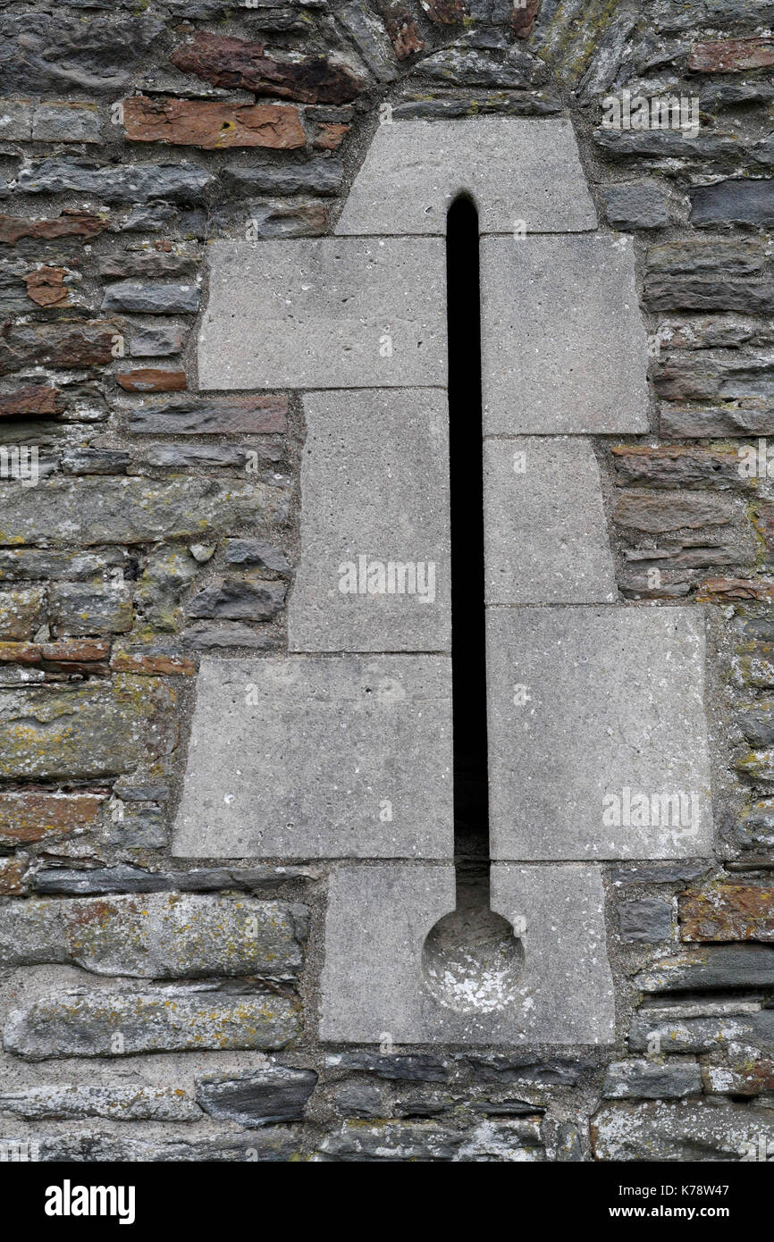 Freccia fessura nella parete del Castello di Caerphilly, Wales UK Foto Stock