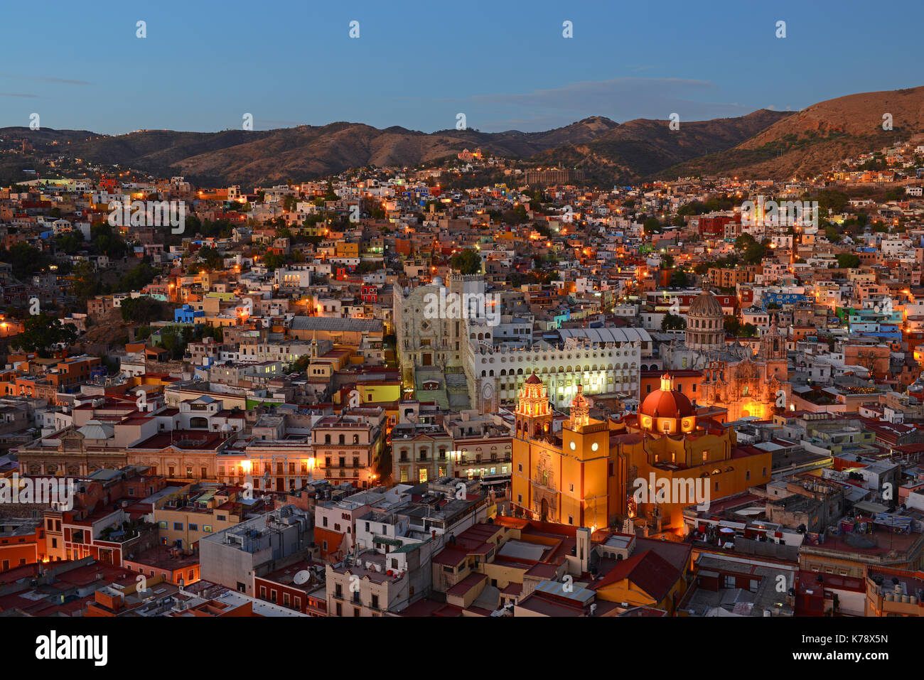 L'urban skyline di Guanajuato città al crepuscolo con la Nostra Signora di Guanajuato Cattedrale ed il vivace centro della città illuminata, Messico. Foto Stock