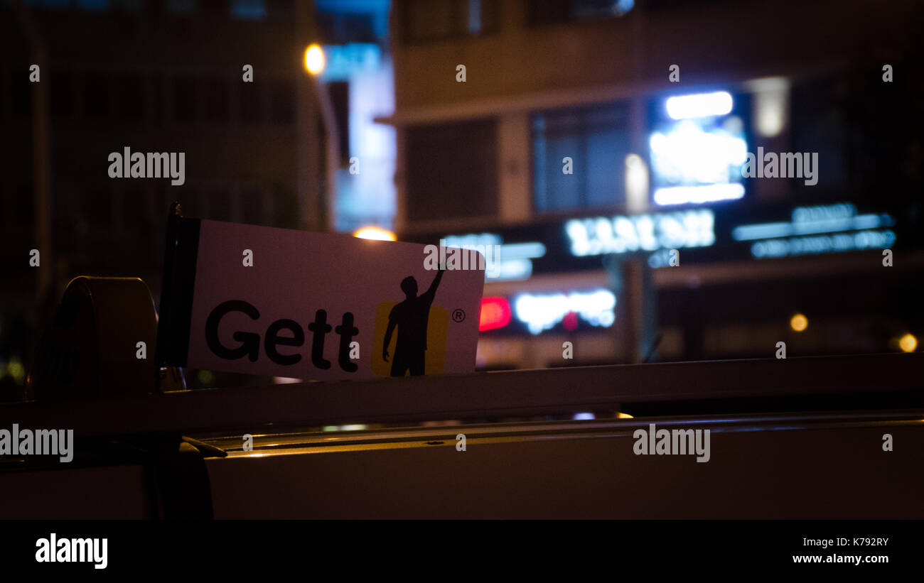 Tel Aviv, Israele - rotshild 9 novembre, 2017: scendete taxi segno su una vettura a Israele di fronte a casa durante la notte. Foto Stock