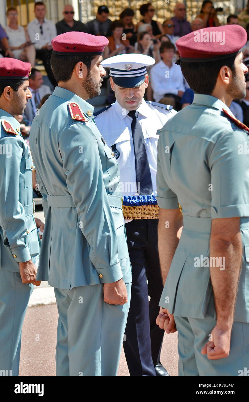 Emirati tirocinanti presso ensp, superiore nazionale francese scuola di polizia, saint-cyr au mont d'or, Francia Foto Stock