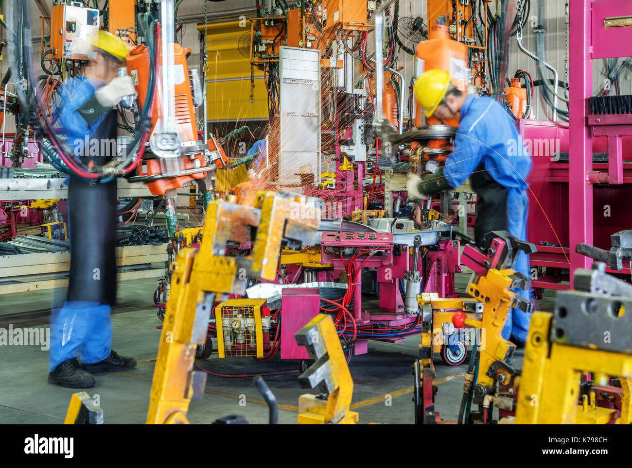 La produzione di auto linea, lavoratori qualificati lavorano tesa. Foto Stock