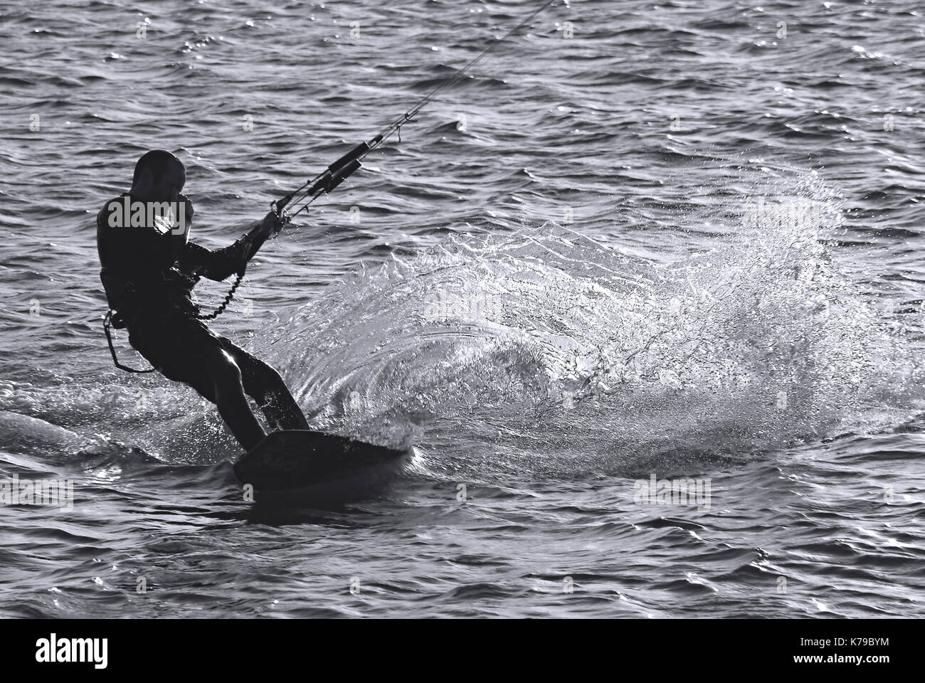Kitesurfeur in azione a piena velocità Foto Stock