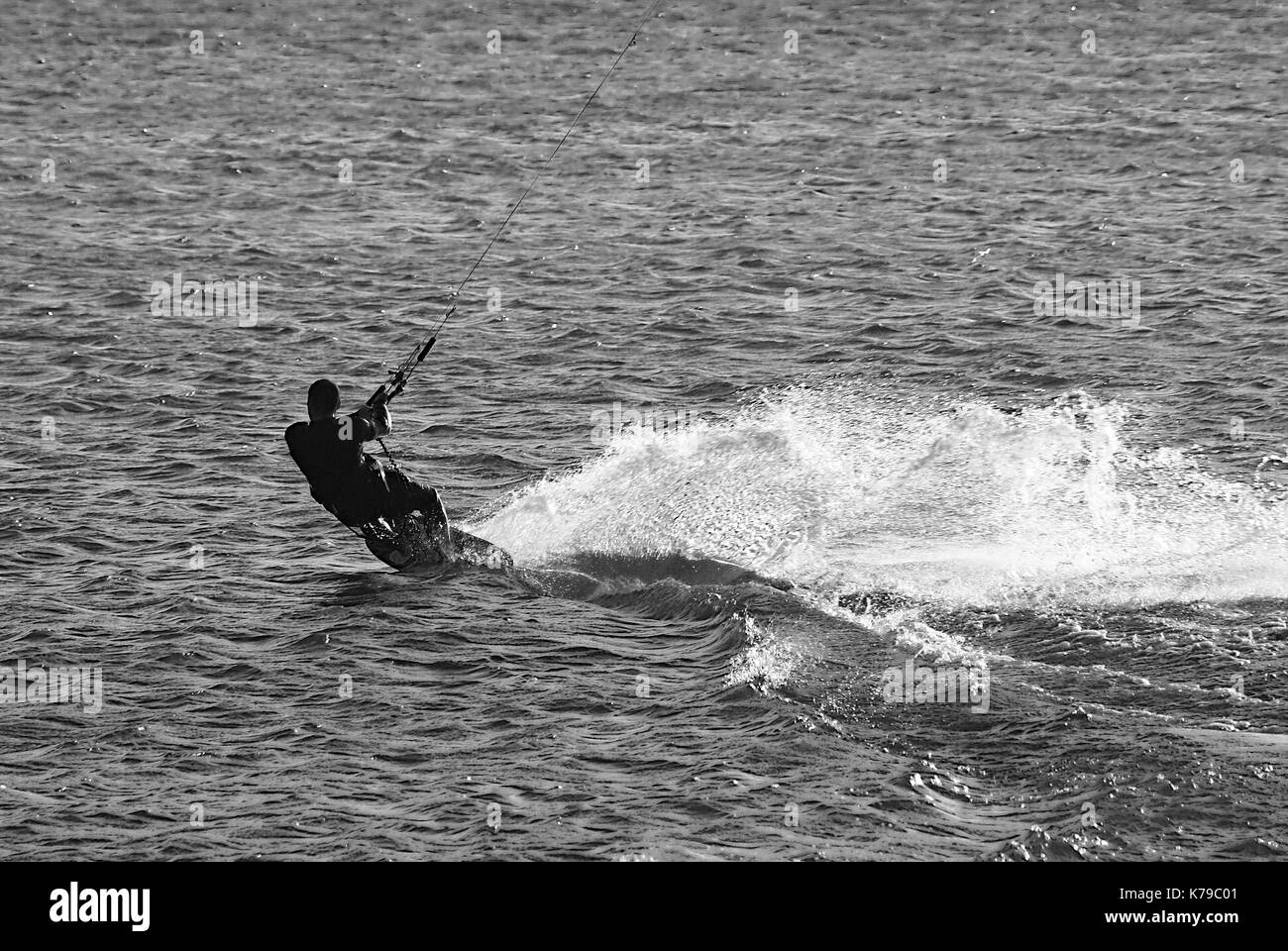 Kitesurfeur in azione a piena velocità Foto Stock
