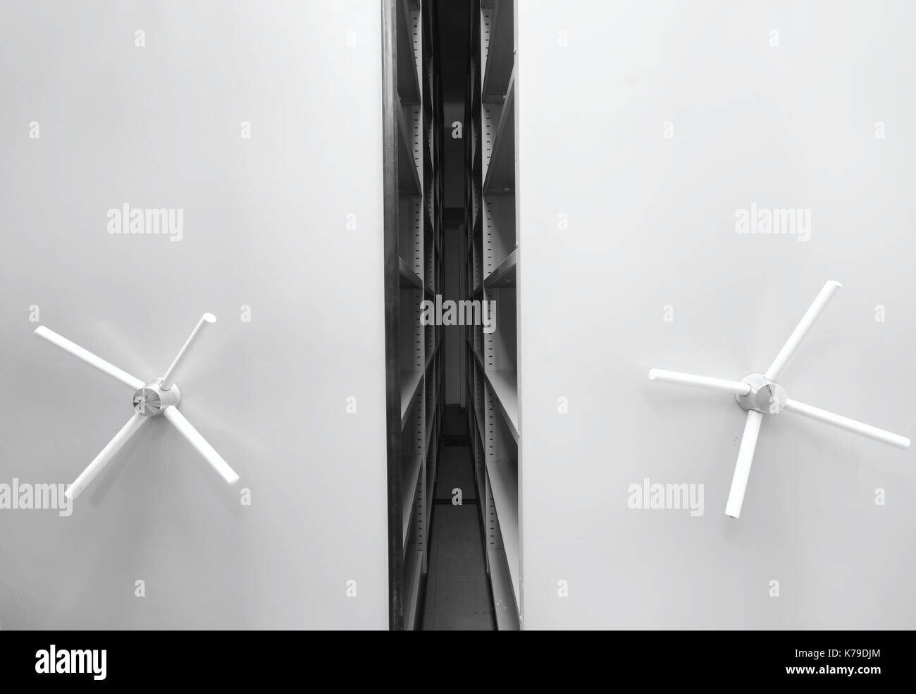 Archivio vuoto delle unità di archiviazione, archivio di laminazione del sistema di storage Foto Stock