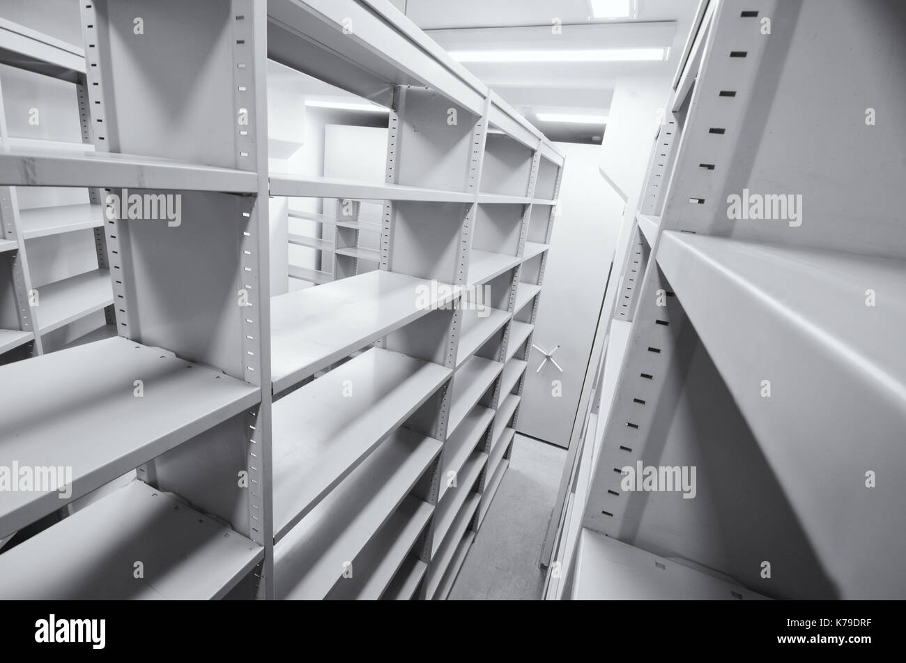 Archivio vuoto delle unità di archiviazione, archivio di laminazione del sistema di storage Foto Stock
