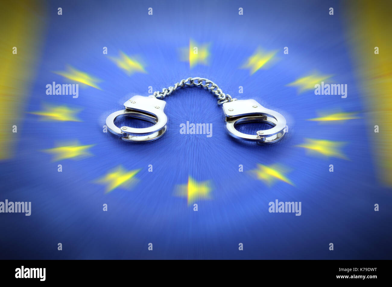 Bandiera dell'Unione europea e manette, Unione europea il concetto di legge. Foto Stock