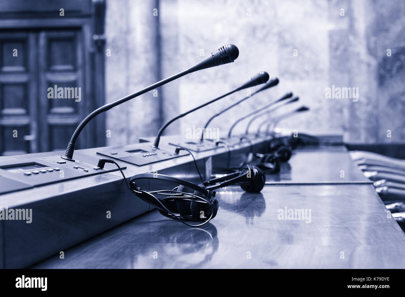 Conferenza vuota hall all'inizio della Conferenza incontro, nei toni del blu. Foto Stock