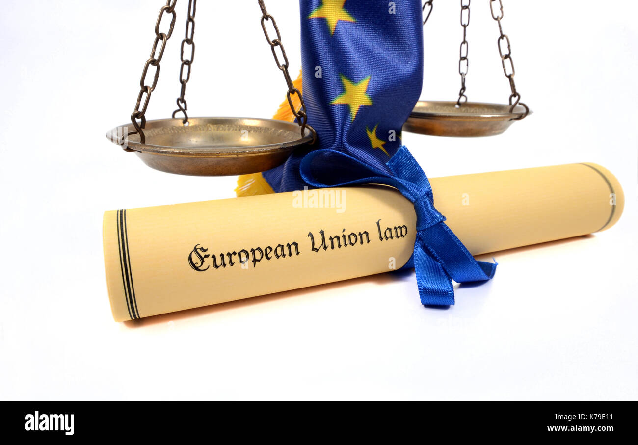 Diritto dell' Unione europea , scale di giustizia, bandiera dell'Unione europea , isolato su uno sfondo bianco. Foto Stock