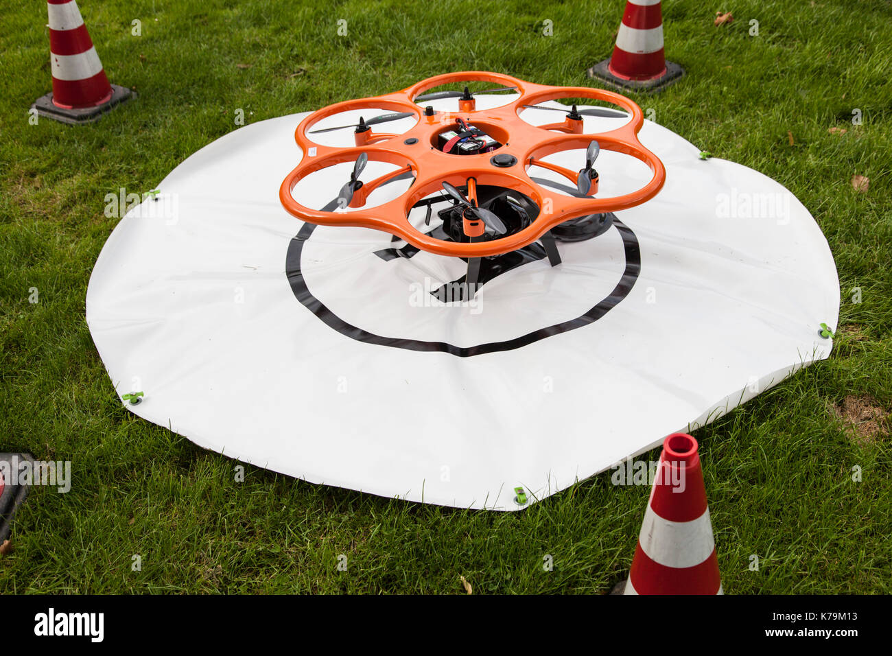 Rilievi e catasto Ufficio utilizza un drone per la sorveglianza Foto Stock