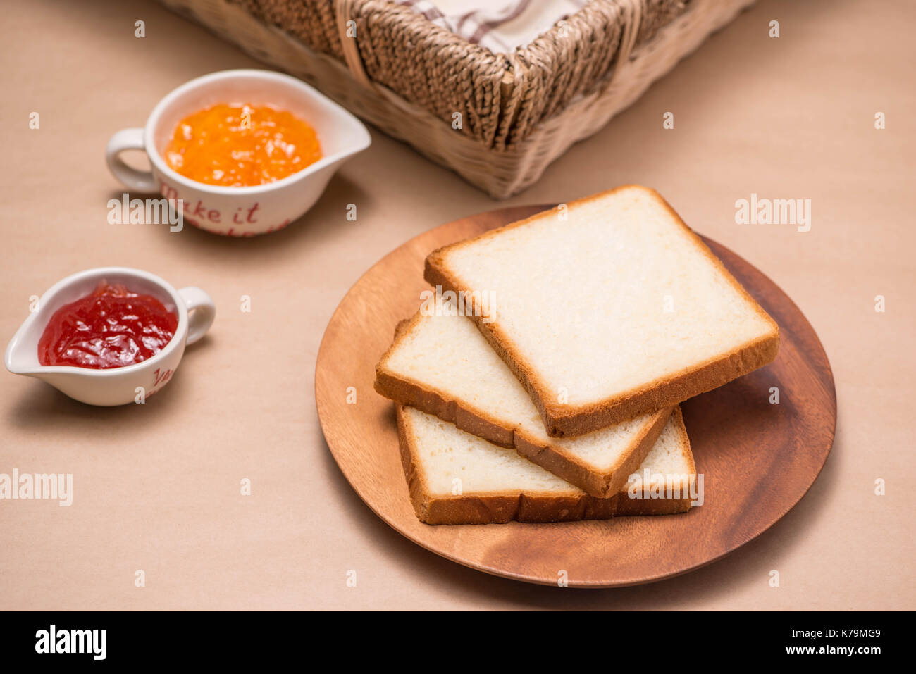 Toast con fragola e orange jam su di un piatto sul tavolo. Foto Stock