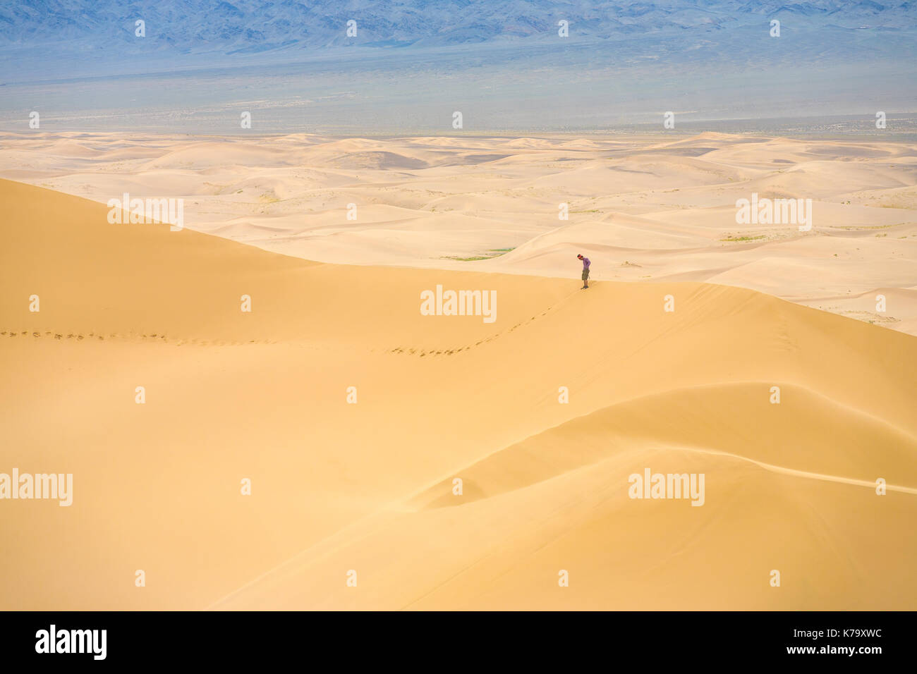 Khongor els, mongolia - Luglio 20, 2007: una persona in grado di fornire su scala comparativa per l'altezza del massiccio di khongor els dune di sabbia al deserto del Gobi Foto Stock
