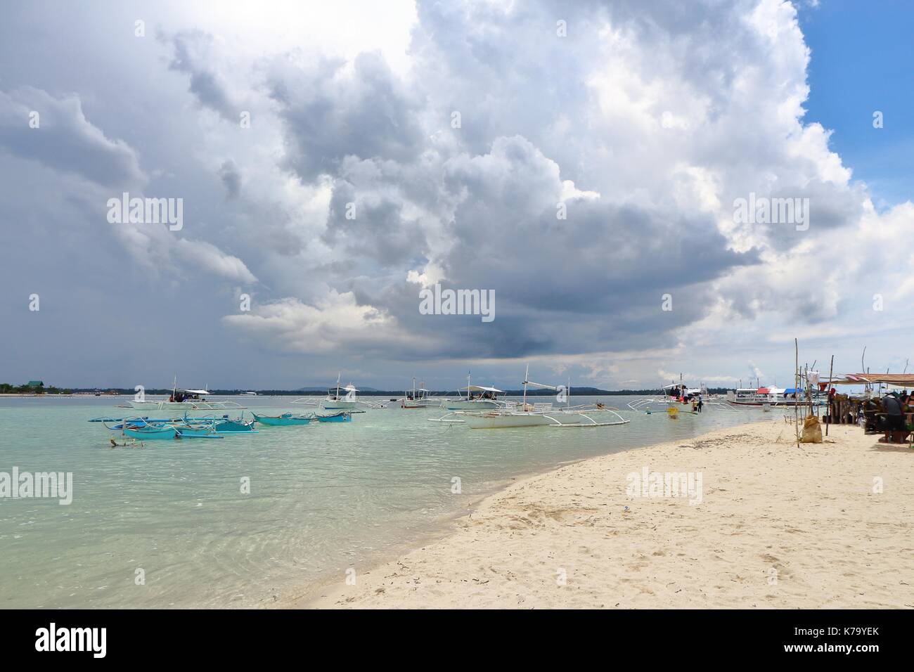 Nuvole di tempesta che si profila all'orizzonte di una barra di sabbia in un paese tropicale. Foto Stock