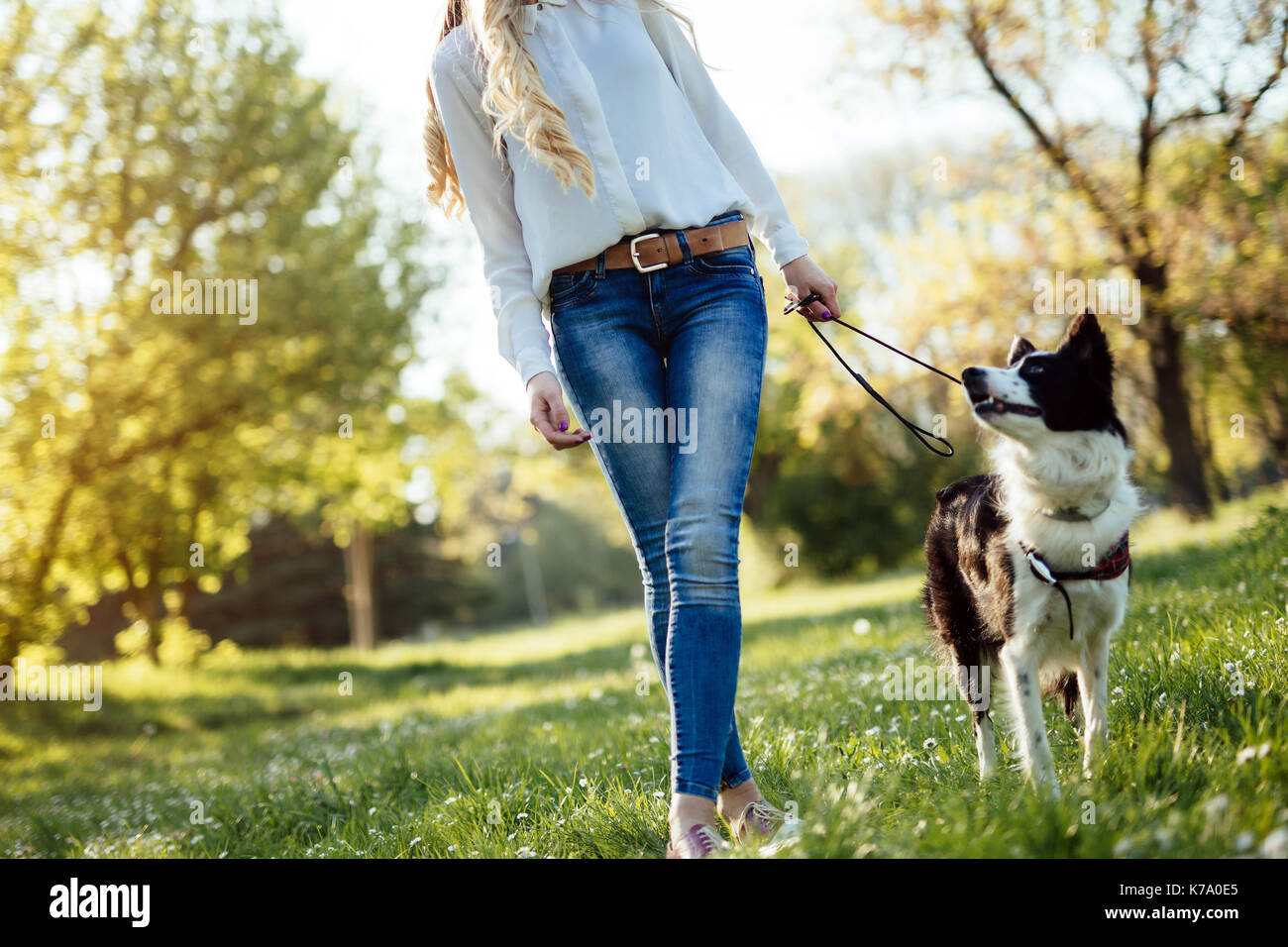 Bella donna e cane godendo il loro tempo nella natura Foto Stock