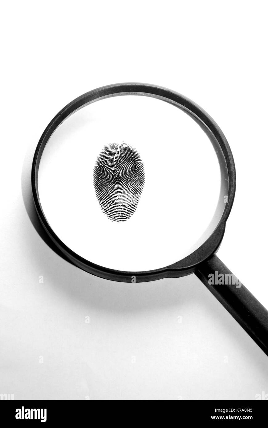Lente di ingrandimento ed impronte digitali, inchiesta del concetto di criminalità Foto Stock