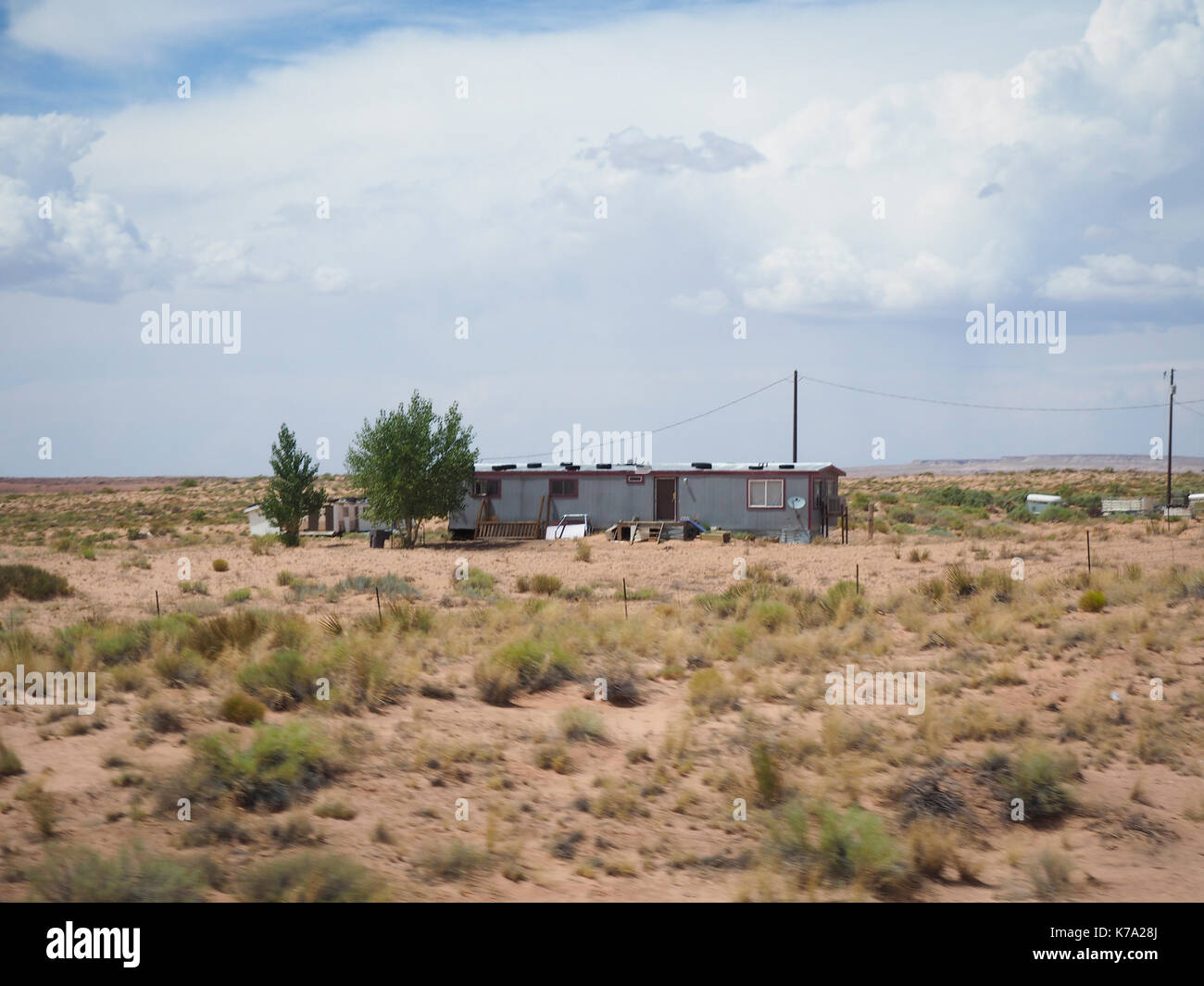 Kayenta, AZ - 25 Luglio 2016: alloggi rurali estate dei nativi americani alla riserva Navajo (Navajo Nation) nel deserto dell'Arizona. Con un populatio Foto Stock