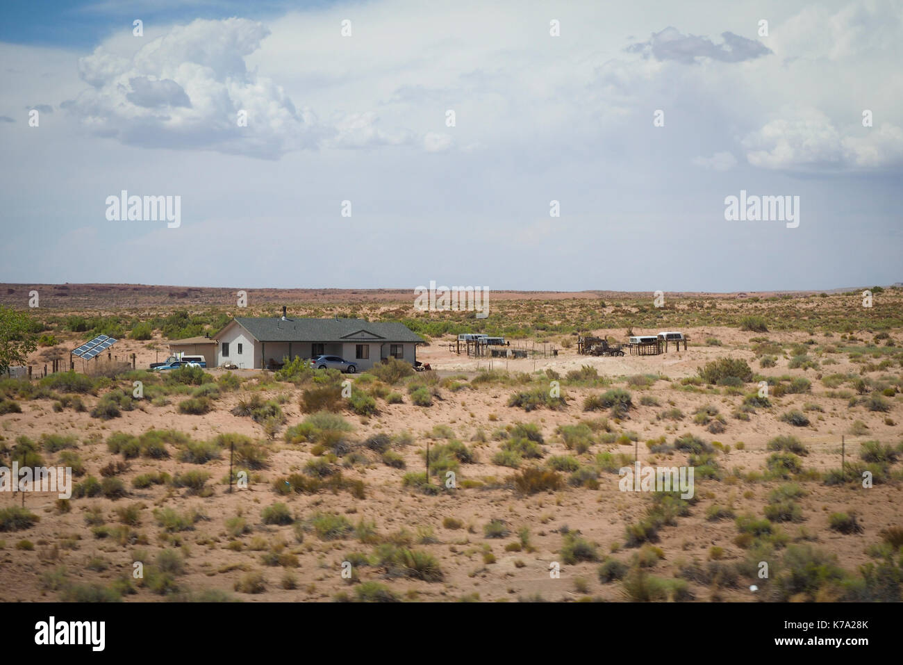 Kayenta, AZ - 25 Luglio 2016: alloggi rurali estate dei nativi americani alla riserva Navajo (Navajo Nation) nel deserto dell'Arizona. Con un populatio Foto Stock