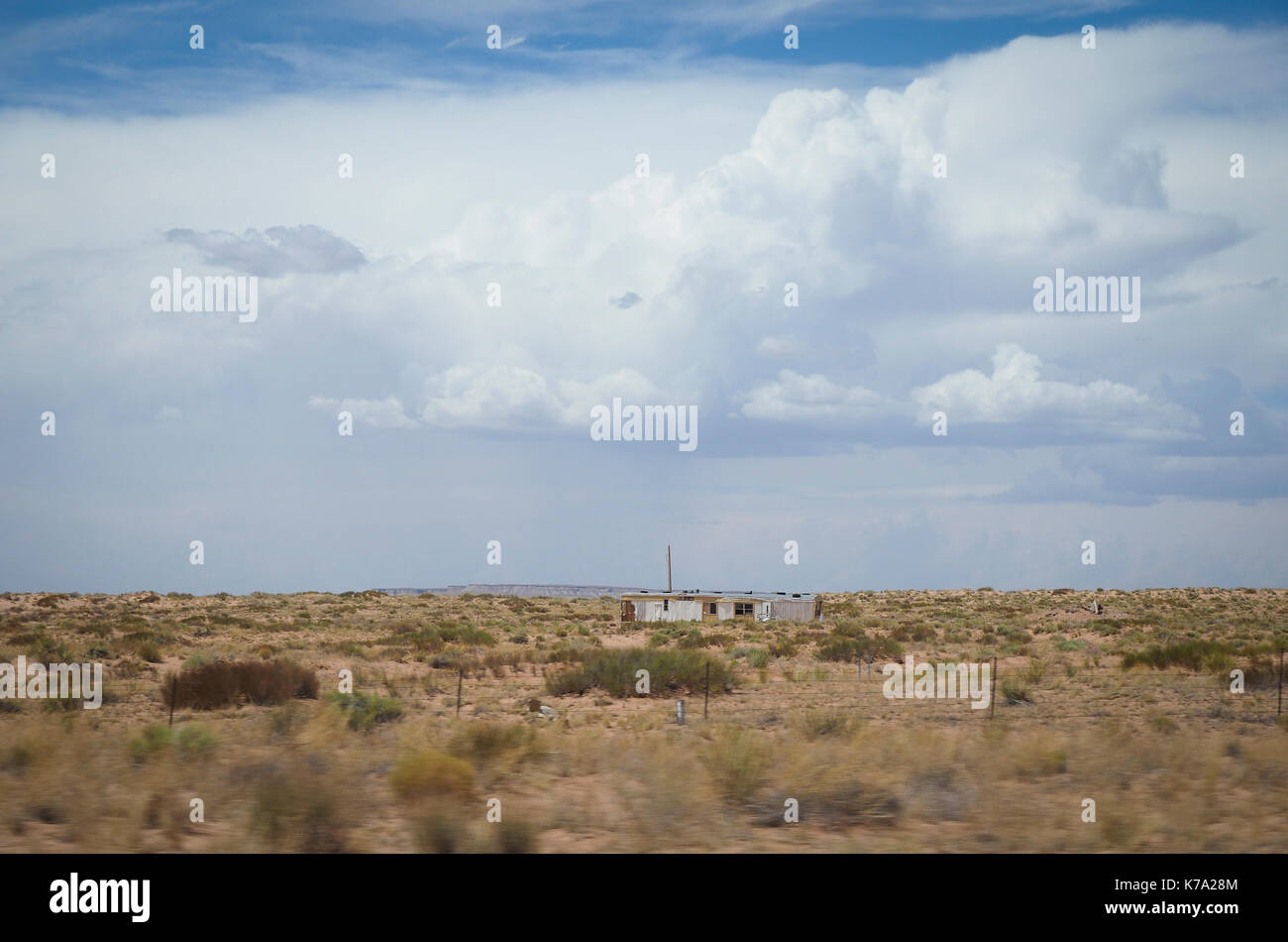 Kayenta, AZ - 25 Luglio 2016: alloggi rurali estate dei nativi americani alla riserva Navajo (Navajo Nation) nel deserto dell'Arizona. Con un populatio Foto Stock