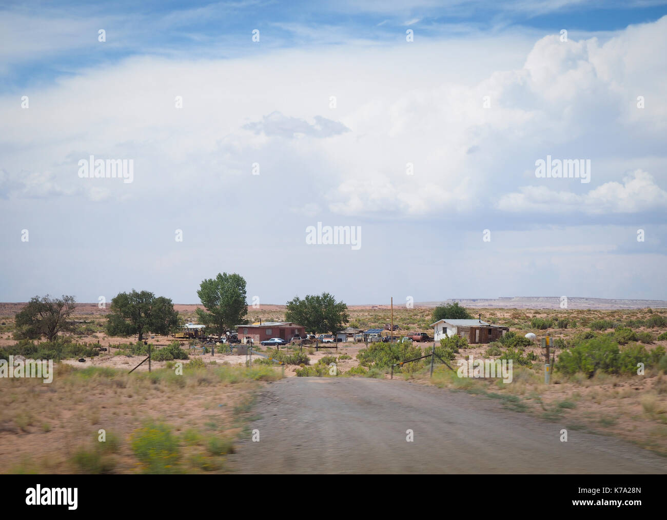 Kayenta, AZ - 25 Luglio 2016: alloggi rurali estate dei nativi americani alla riserva Navajo (Navajo Nation) nel deserto dell'Arizona. Con un populatio Foto Stock