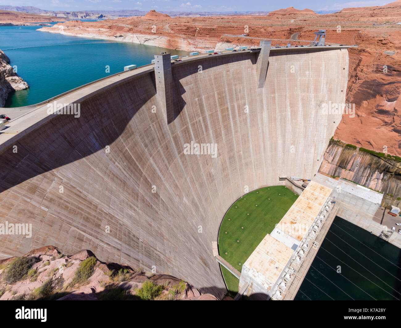 Pagina, AZ - 2 Agosto 2016: Calcestruzzo arch-gravità parete della diga del Glen Canyon Dam, la potenza hydroelecric impianto che forma il lago Powell, uno dei più grandi Foto Stock