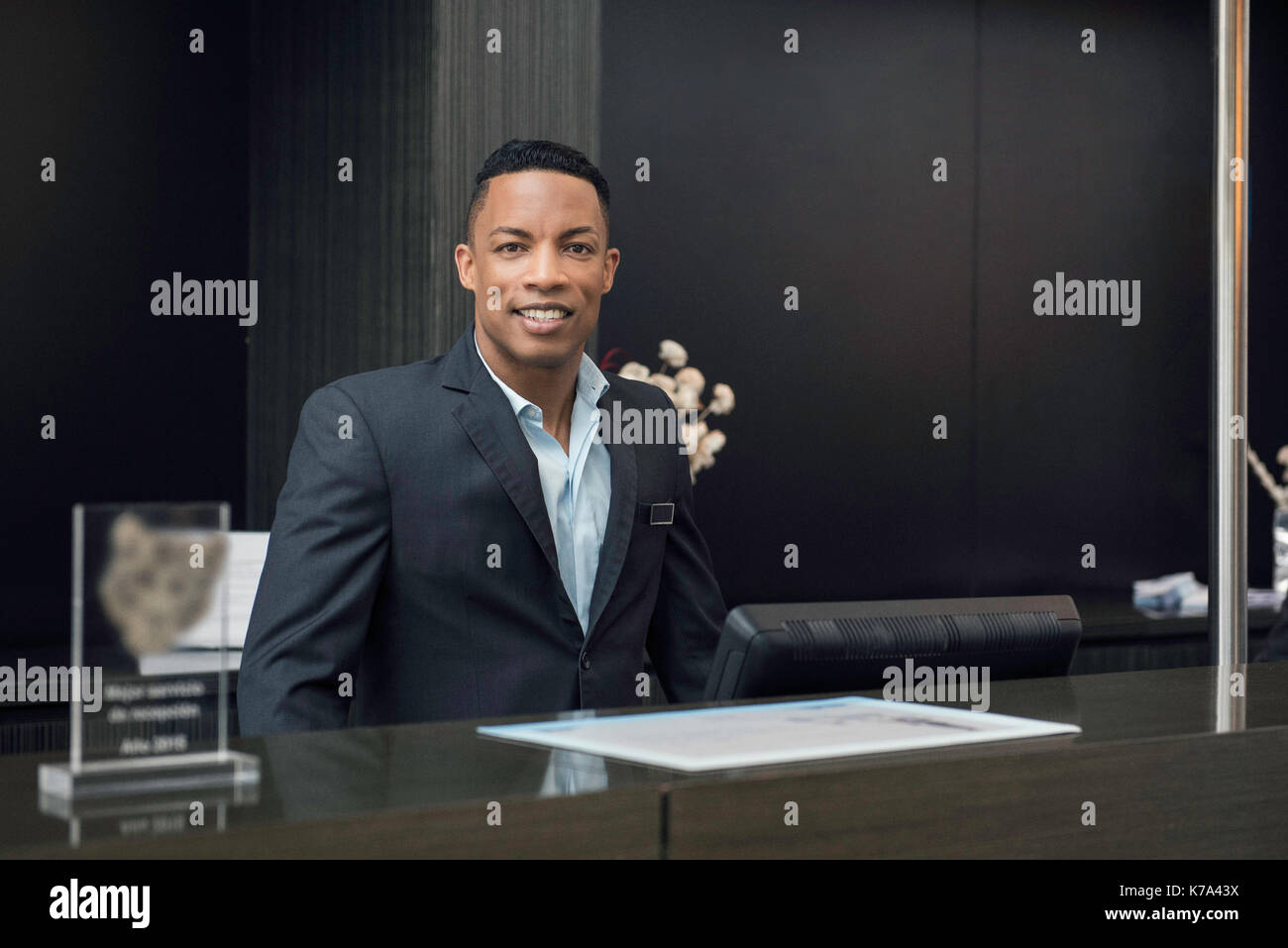 Hotel concierge, ritratto Foto Stock