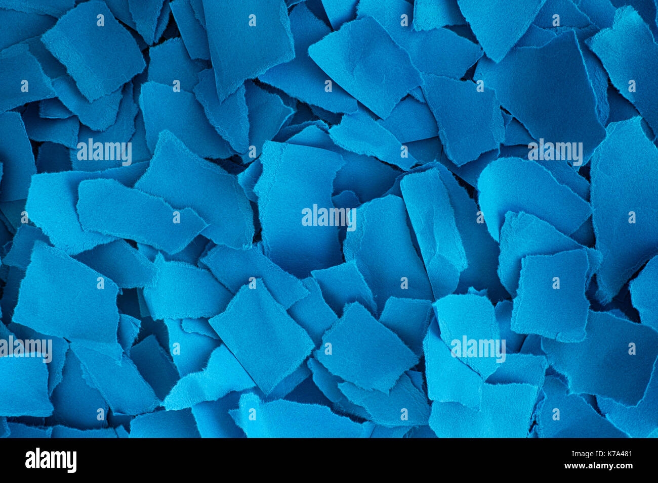 Pila di blu strappati pezzi di carta. close up. Foto Stock