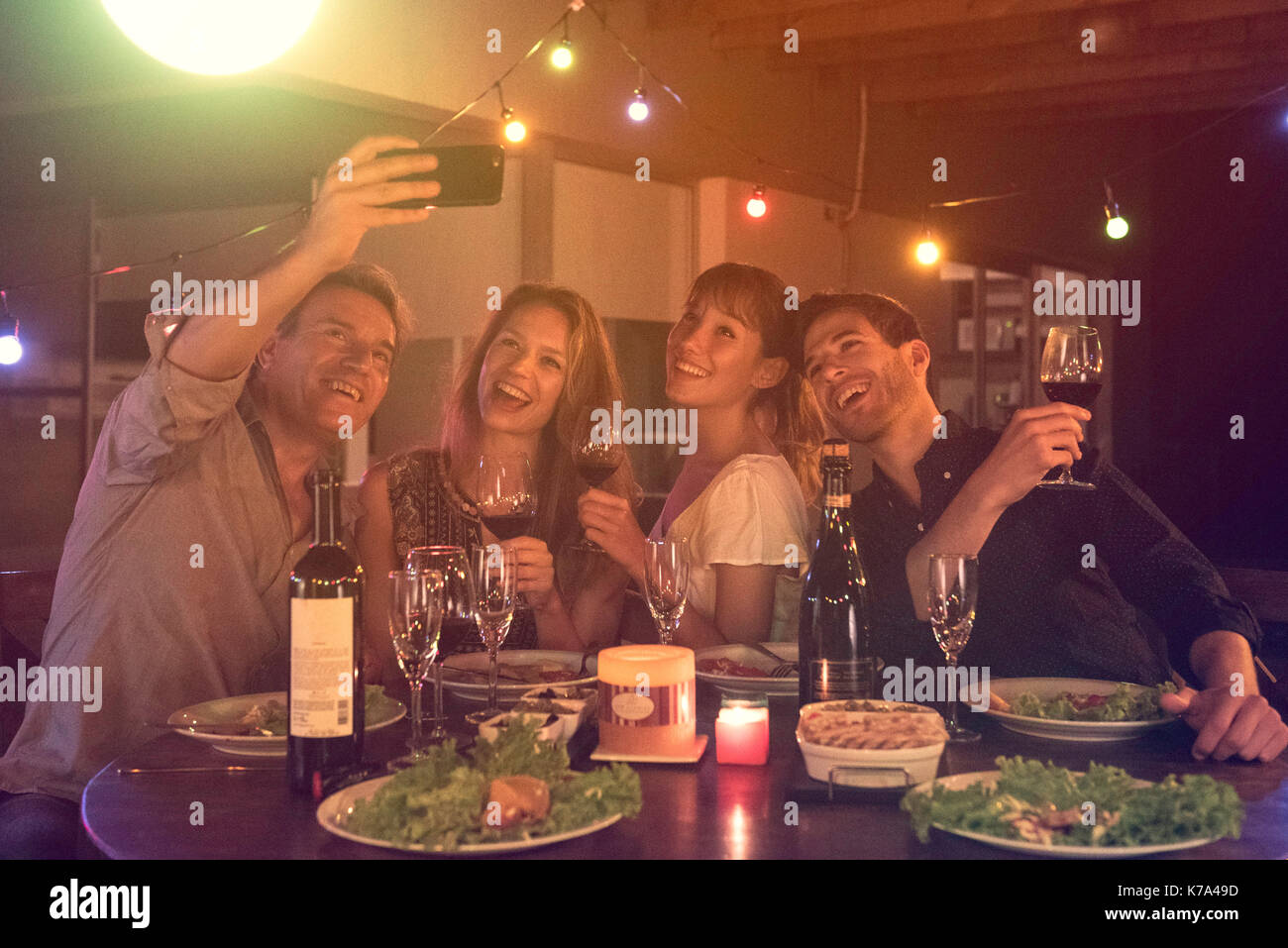 Amici in posa per il gruppo selfie a cena Foto Stock