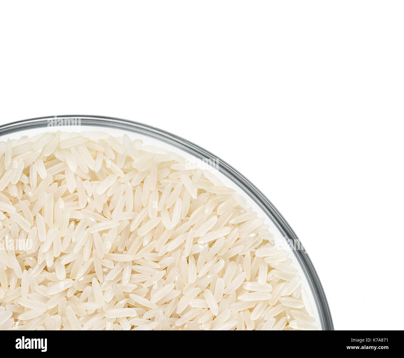 Chiusura del contenitore in vetro con riso parboiled su sfondo bianco. cibo sano. vista dall'alto, alta risoluzione prodotto. Foto Stock
