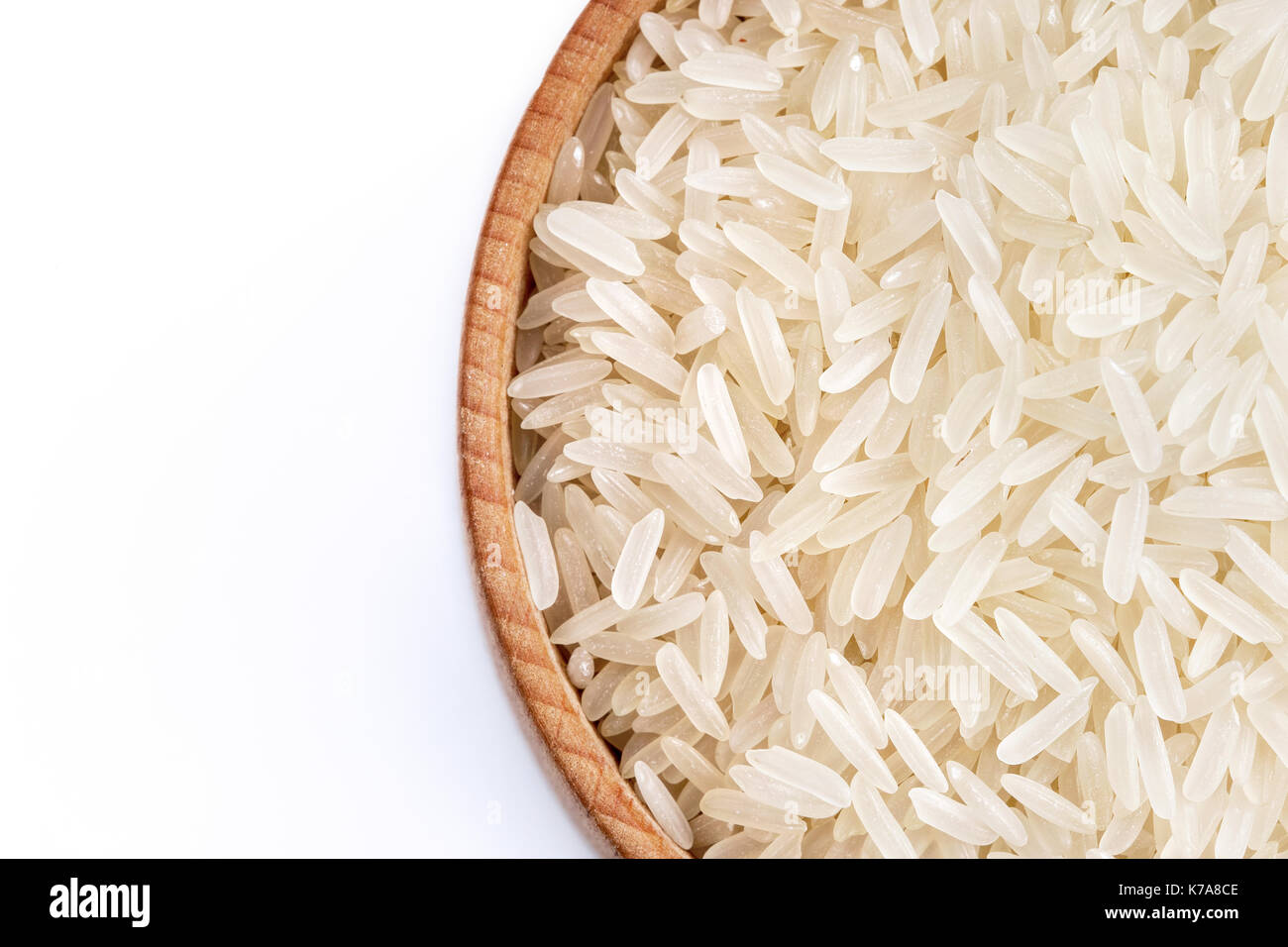 Cibo sano in legno ciotola riempita di riso parboiled su sfondo bianco. close up. vista superiore, dei prodotti ad alta risoluzione Foto Stock