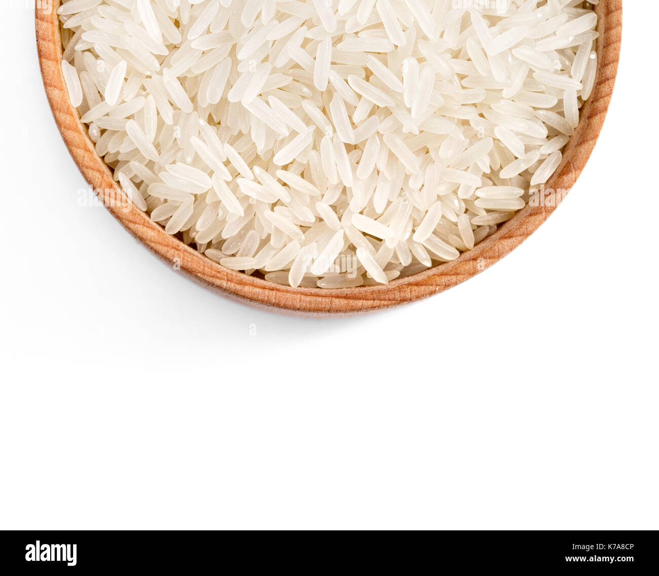Ravvicinata di una ciotola di legno riempita di riso parboiled su sfondo bianco. cibo sano. vista superiore, dei prodotti ad alta risoluzione Foto Stock