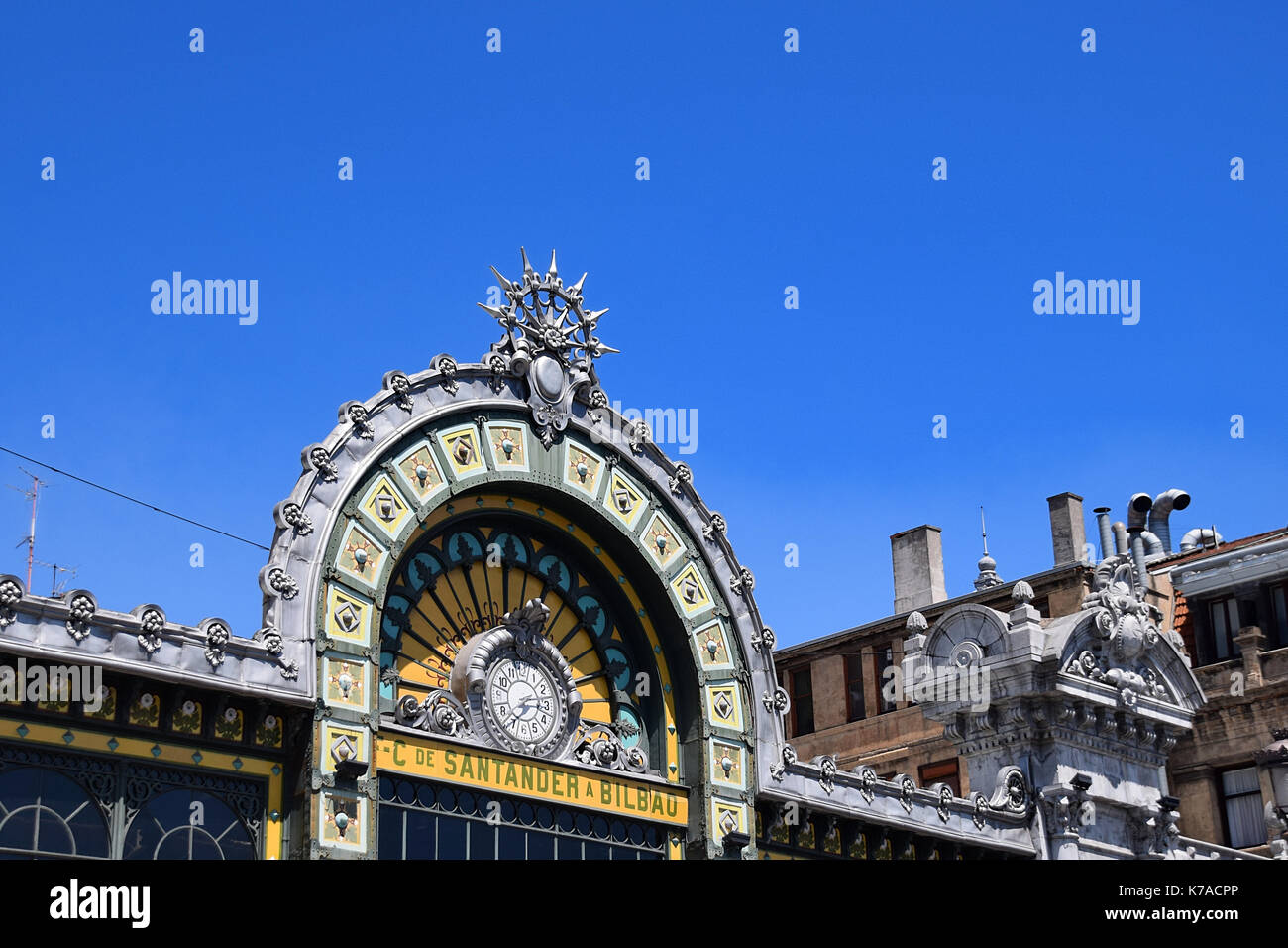 Dettagli architettonici dell'ingresso al Bilbao Santander Bilbao-Concordia stazione ferroviaria a Bilbao, Spagna Foto Stock