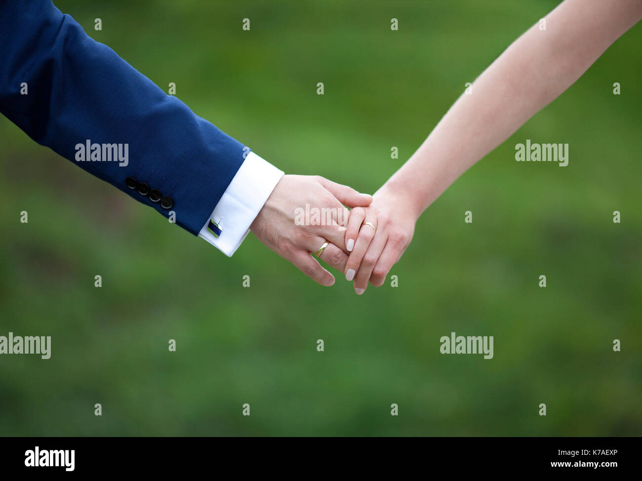 Sposi tenendo le mani Foto Stock