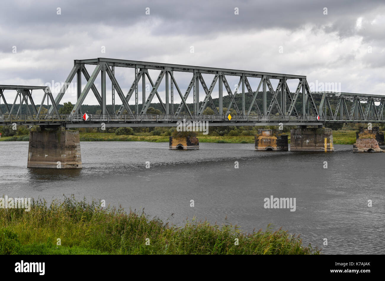 Neuruednitz, Germania. Xiii Sep, 2017. Il europabruecke ponte ferroviario sul fiume Oder presso il tedesco-polacco confine vicino neuruednitz, Germania, 13 settembre 2017. è il più lungo ponte sull'Oder e fu costruita intorno al 1920. Il ponte è stato chiuso a causa di ingenti danni in quanto il mid-2010s. ora la Ue ha reso disponibili fondi per rendere il ponte nuovamente utilizzabili. photo: Patrick pleul/dpa-zentralbild/zb/dpa/alamy live news Foto Stock