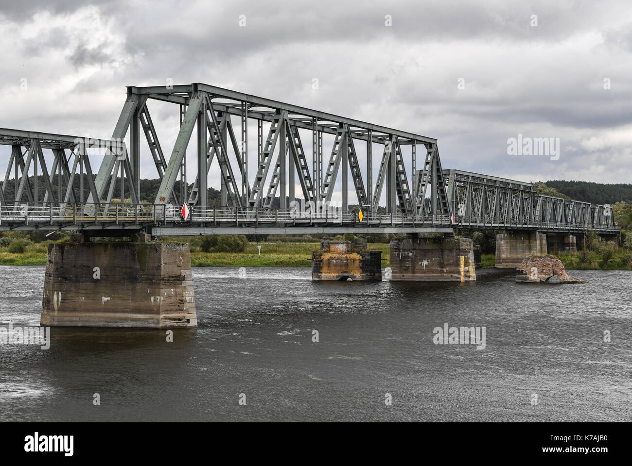 Neuruednitz, Germania. Xiii Sep, 2017. Il europabruecke ponte ferroviario sul fiume Oder presso il tedesco-polacco confine vicino neuruednitz, Germania, 13 settembre 2017. è il più lungo ponte sull'Oder e fu costruita intorno al 1920. Il ponte è stato chiuso a causa di ingenti danni in quanto il mid-2010s. ora la Ue ha reso disponibili fondi per rendere il ponte nuovamente utilizzabili. photo: Patrick pleul/dpa-zentralbild/zb/dpa/alamy live news Foto Stock