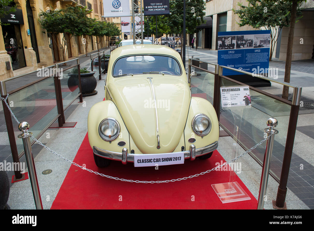 Beirut, Libano. Xv Sep, 2017. 1955 Volkswagen maggiolino sul display al classic car show a Beirut souks, Beirut Libano credito: mohamad itani/alamy live news Foto Stock