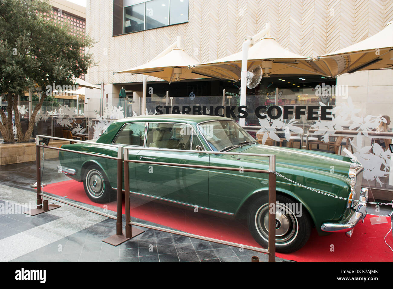 Beirut, Libano. Xv Sep, 2017. Il 1975 Bentley corniche sul display al classic car show a Beirut souks, Beirut Libano credito: mohamad itani/alamy live news Foto Stock
