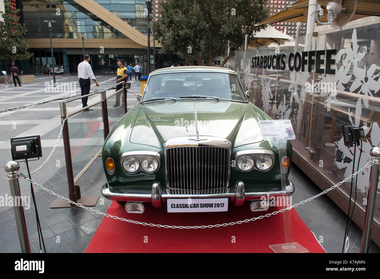 Beirut, Libano. Xv Sep, 2017. Il 1975 Bentley corniche sul display al classic car show a Beirut souks, Beirut Libano credito: mohamad itani/alamy live news Foto Stock