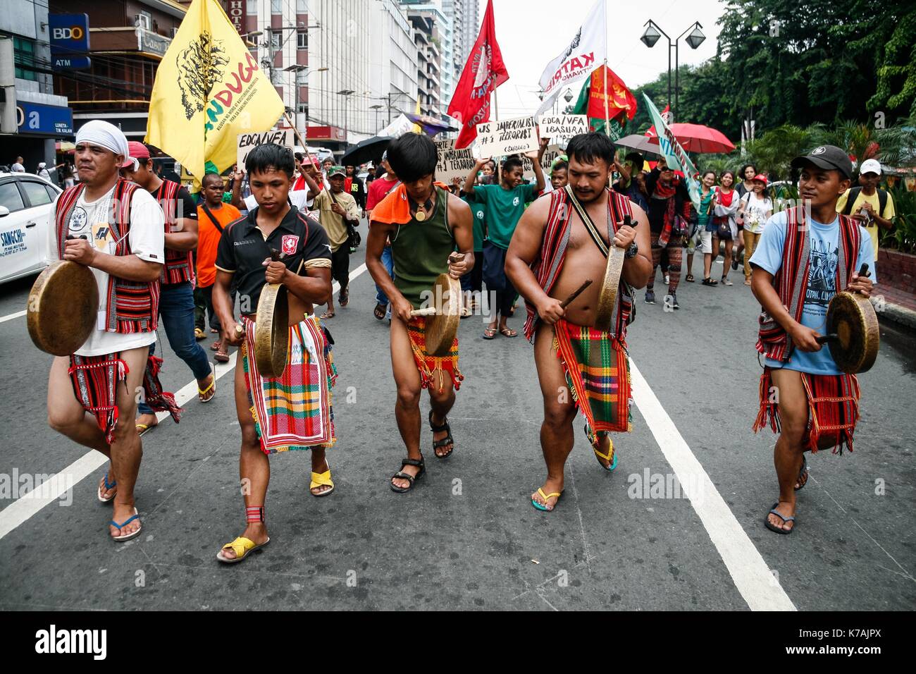 Manila nelle Filippine. Xv Sep, 2017. Igorot i membri della tribù dalla Cordillera Mountains, riprodurre strumenti tradizionali come si fanno strada lungo Kalaw Avenue verso l Ambasciata degli Stati Uniti. Comprendente la maggior parte delle popolazioni indigene di Mindanao, (la seconda più grande isola delle Filippine) centinaia di manifestanti hanno marciato verso l ambasciata degli Stati Uniti per protestare contro le idee politiche del presidente americano Donald Trump e Filippine presidente Rodrigo Duterte in Roxas Boulevard prima di essere bloccato dal controllo della folla gli ufficiali di polizia a Kalaw Avenue, a poche centinaia di metri dall'AMBASCIATA DEGLI STATI UNITI. su se Foto Stock