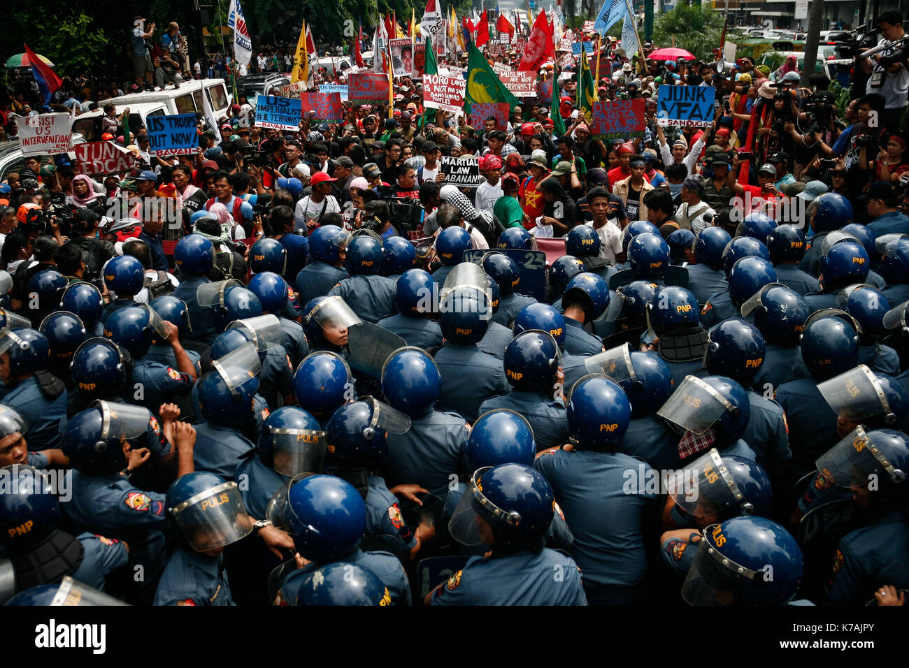 Manila nelle Filippine. Xv Sep, 2017. I dimostranti sono visti scuffling con funzionari di polizia come essi li spingono ad aprire il loro cammino verso l ambasciata degli Stati Uniti. Comprendente la maggior parte delle popolazioni indigene di Mindanao, (la seconda più grande isola delle Filippine) centinaia di manifestanti hanno marciato verso l ambasciata degli Stati Uniti per protestare contro le idee politiche del presidente americano Donald Trump e Filippine presidente Rodrigo Duterte in Roxas Boulevard prima di essere bloccato dal controllo della folla gli ufficiali di polizia a Kalaw Avenue, a poche centinaia di metri dall'AMBASCIATA DEGLI STATI UNITI. Il 15 settembre 2017 a Manila, Phili Foto Stock